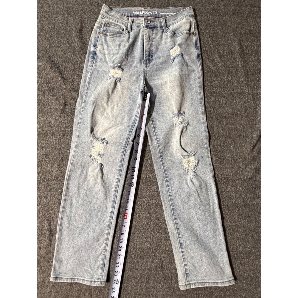 WallFlower Fearless Curvy Super High Rise Distressed Straight Jeans Size 3 Light - Picture 3 of 11